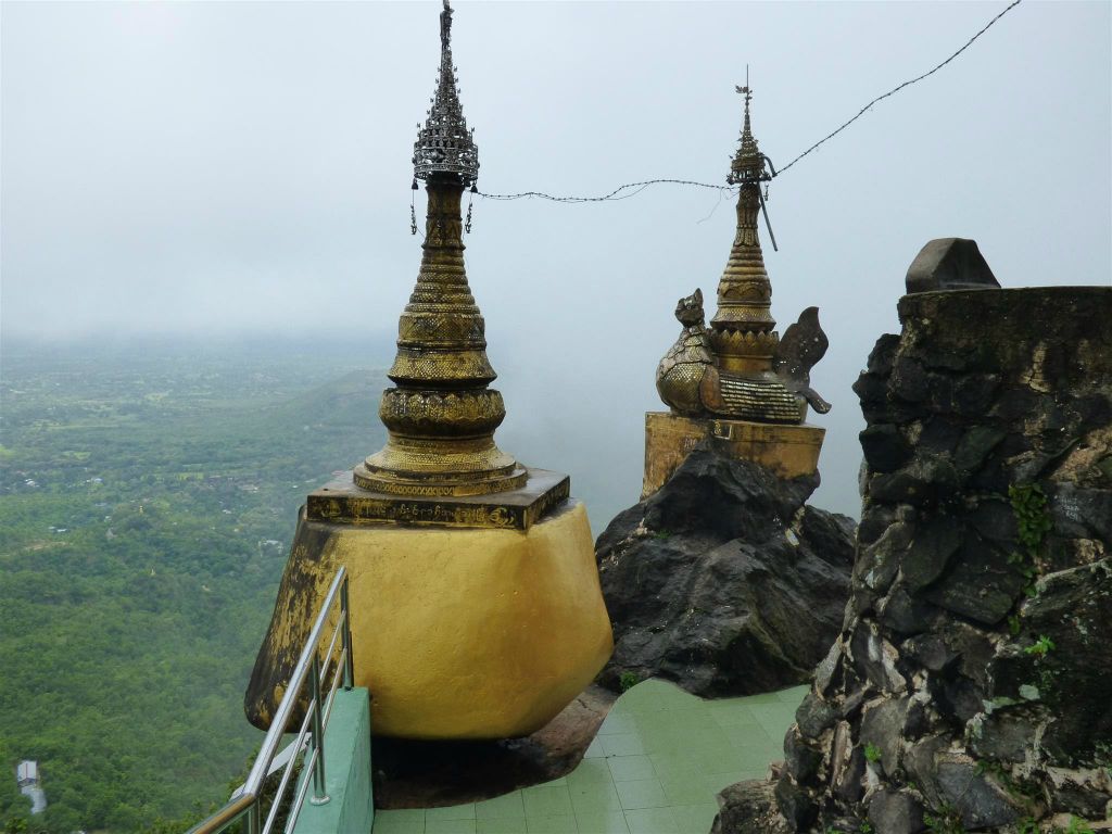 BAGAN -> MEIKTILA - versieringen van het Taung Kalat klooster op de heilige berg Mount Popa
