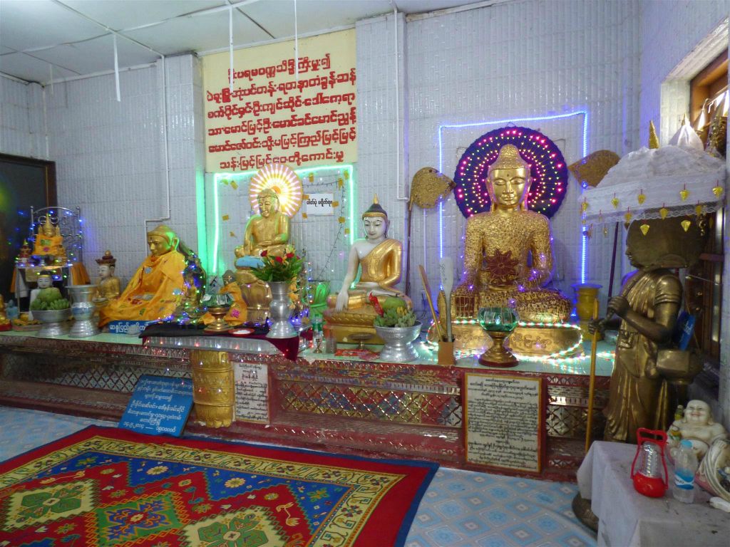 BAGAN -> MEIKTILA - enkele boeddhabeelden bij het Taung Kalat klooster op de heilige berg Mount Popa
