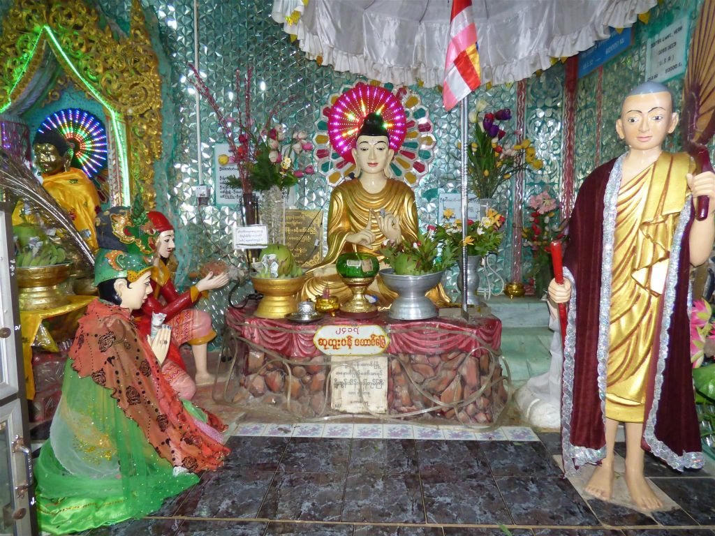 BAGAN -> MEIKTILA - diverse beelden bij het Taung Kalat klooster op de heilige berg Mount Popa
