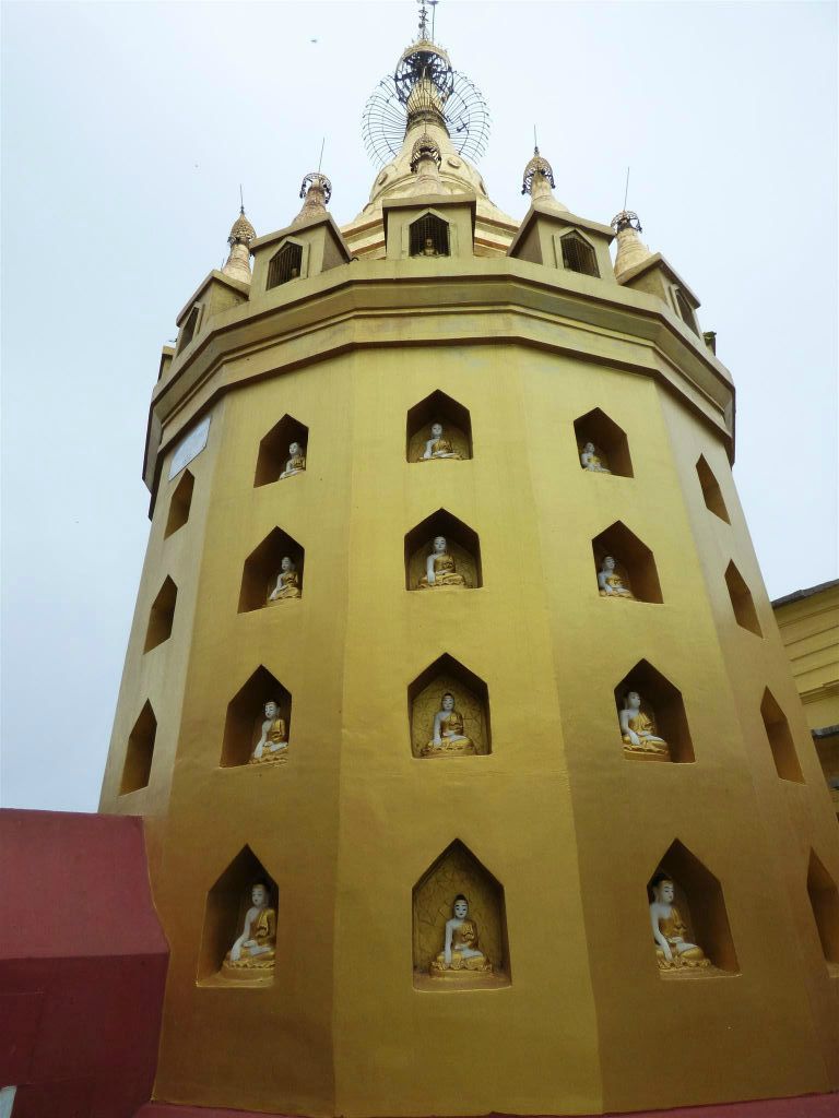 BAGAN -> MEIKTILA - een zuil met diverse boeddhabeelden bij het Taung Kalat klooster op de heilige berg Mount Popa