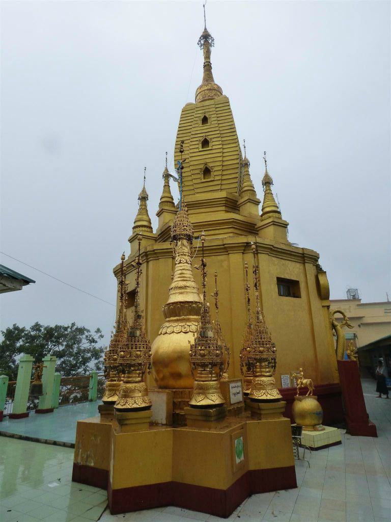 BAGAN -> MEIKTILA - diverse versieringen bij het Taung Kalat klooster op de heilige berg Mount Popa