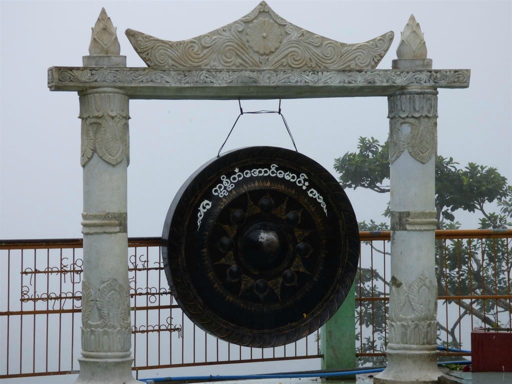 BAGAN -> MEIKTILA - een gong bij het Taung Kalat klooster op de heilige berg Mount Popa