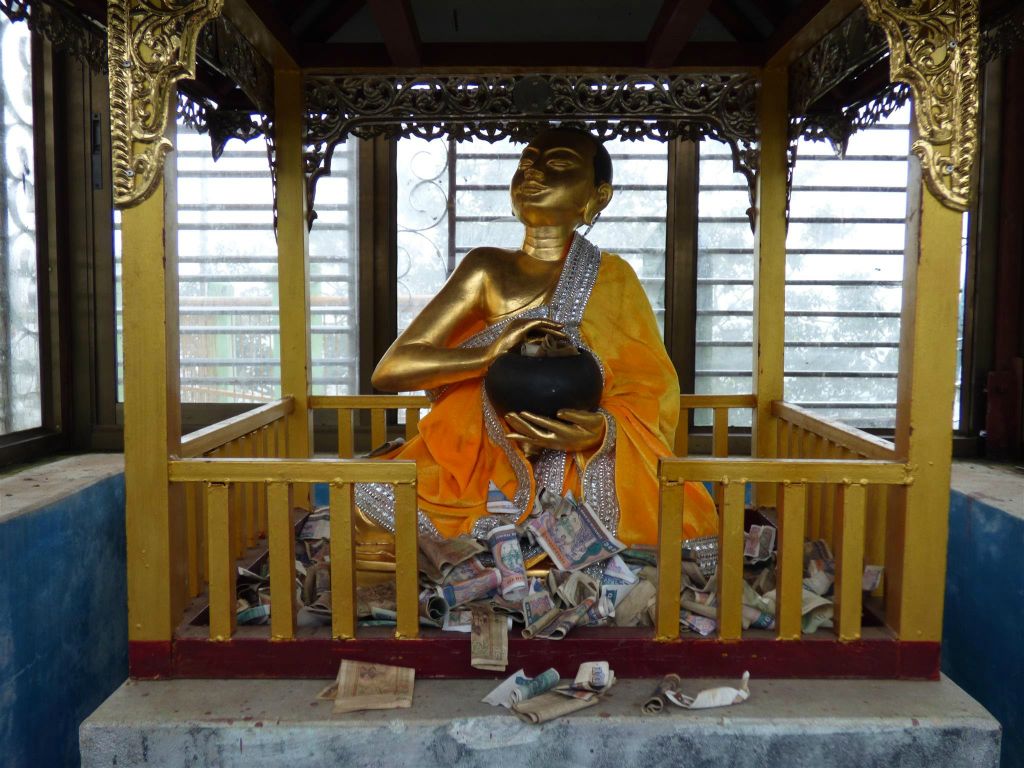 BAGAN -> MEIKTILA - mensen die geld geven hebben bij het Taung Kalat klooster op de heilige berg Mount Popa