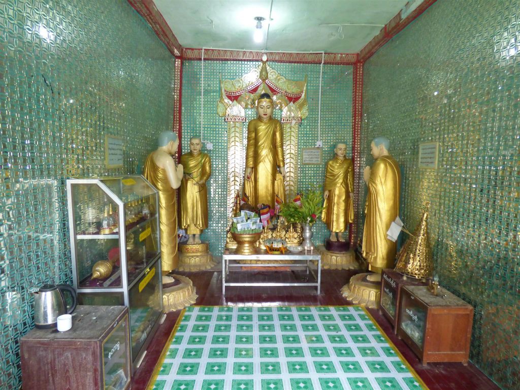 BAGAN -> MEIKTILA - diverse beelden bij het Taung Kalat klooster op de heilige berg Mount Popa