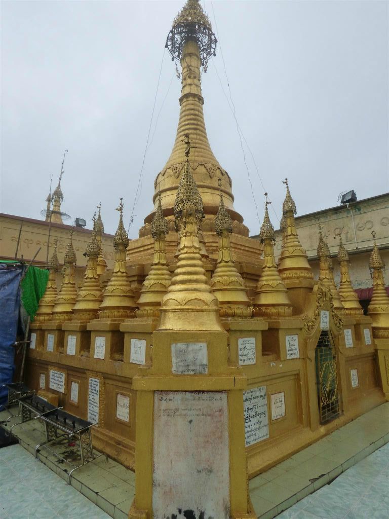 BAGAN -> MEIKTILA - een stoepa bij het Taung Kalat klooster op de heilige berg Mount Popa