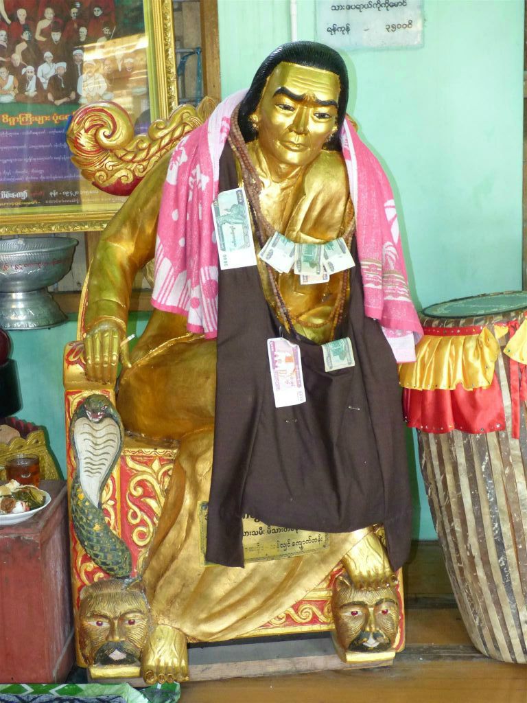 BAGAN -> MEIKTILA - een beeld bij het Taung Kalat klooster op de heilige berg Mount Popa