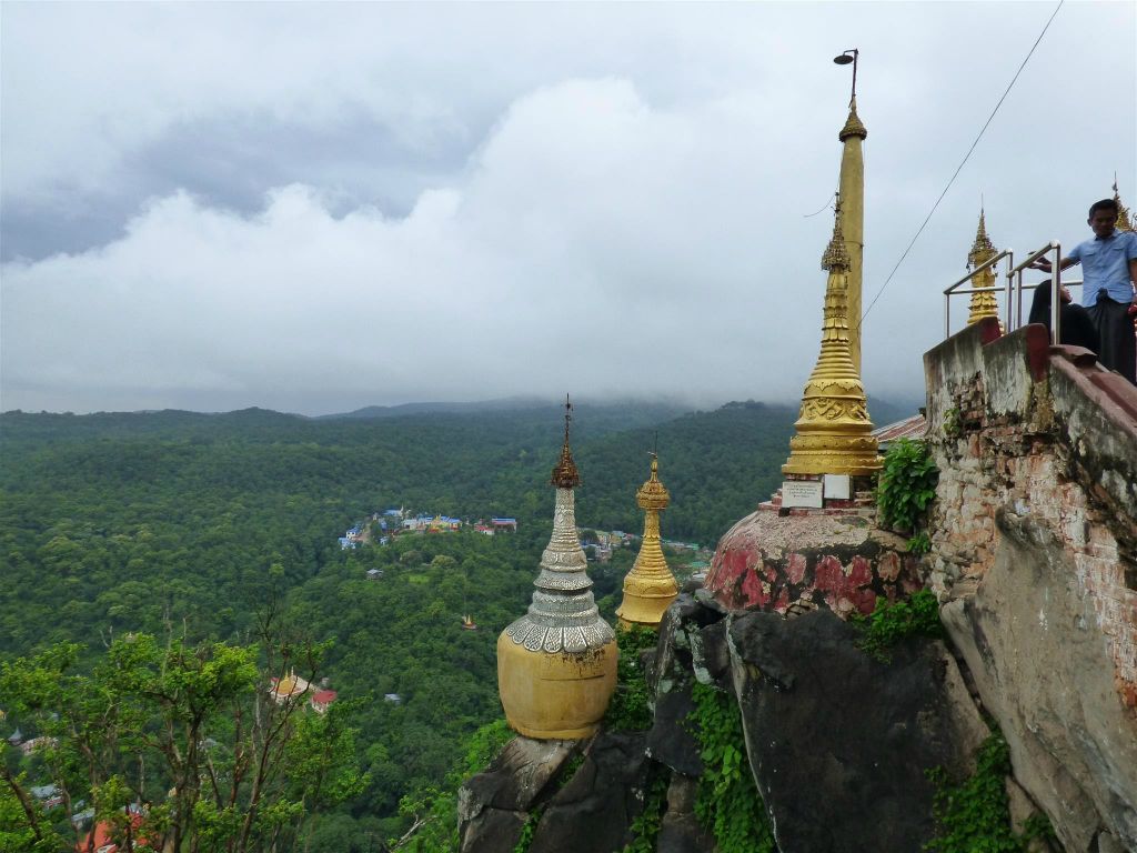 BAGAN -> MEIKTILA - uitzicht vanaf het Taung Kalat klooster op de heilige berg Mount Popa