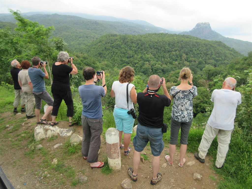 BAGAN -> MEIKTILA - Carlos en groepsgenoten maken een foto van de heilige berg Mount Popa