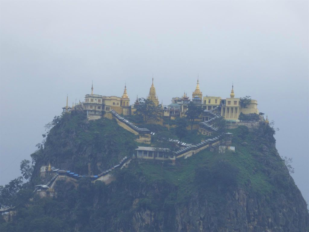 BAGAN -> MEIKTILA - het Taung Kalat klooster op de heilige berg Mount Popa