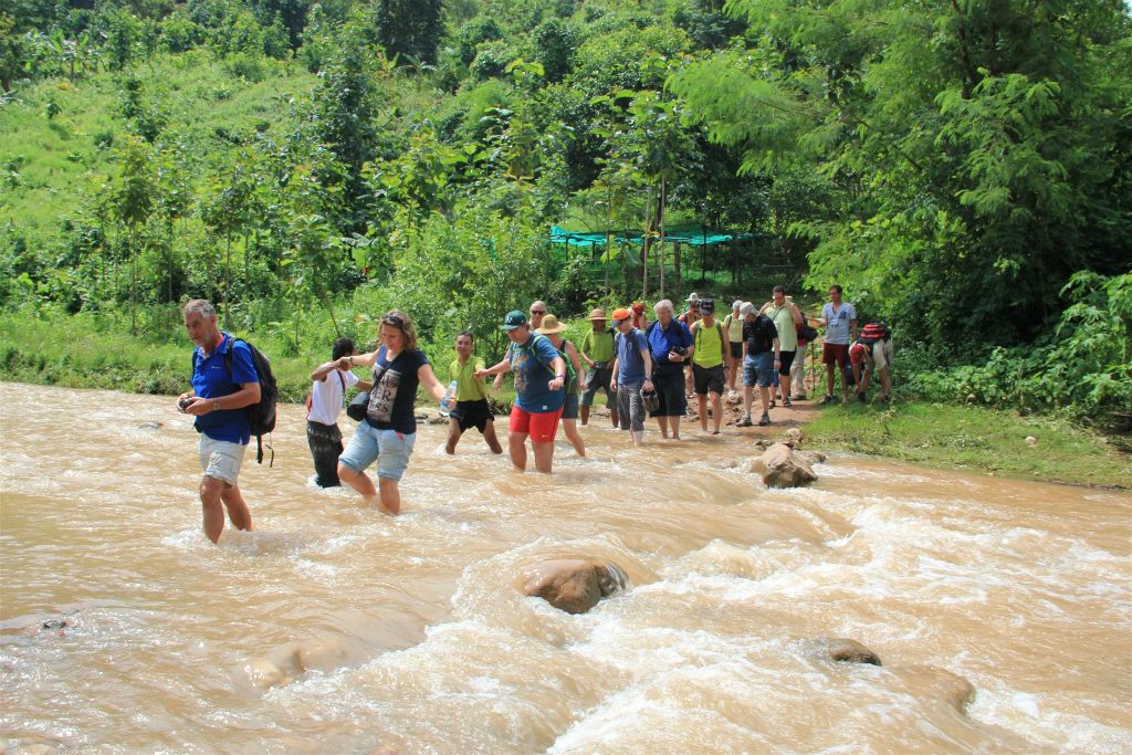 MAGWE -  Carlos en groepsgenoten door een rivier bij het Green Hill Valley Elephant Camp