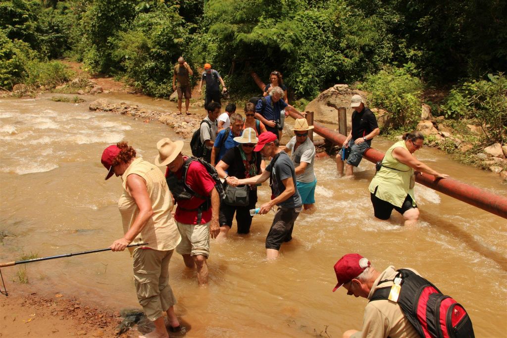 MAGWE -  Carlos en groepsgenoten door een rivier bij het Green Hill Valley Elephant Camp