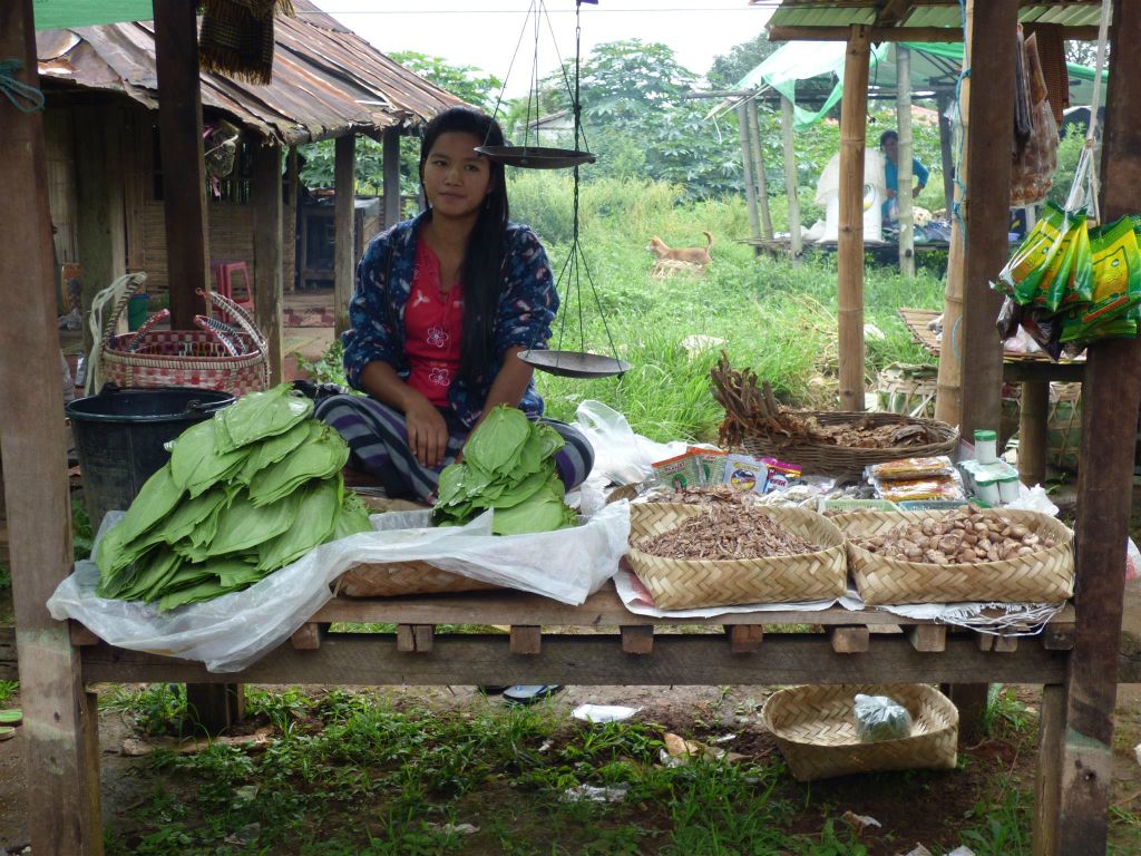 KALAW -> PINDAYA - een kraam op een lokale markt