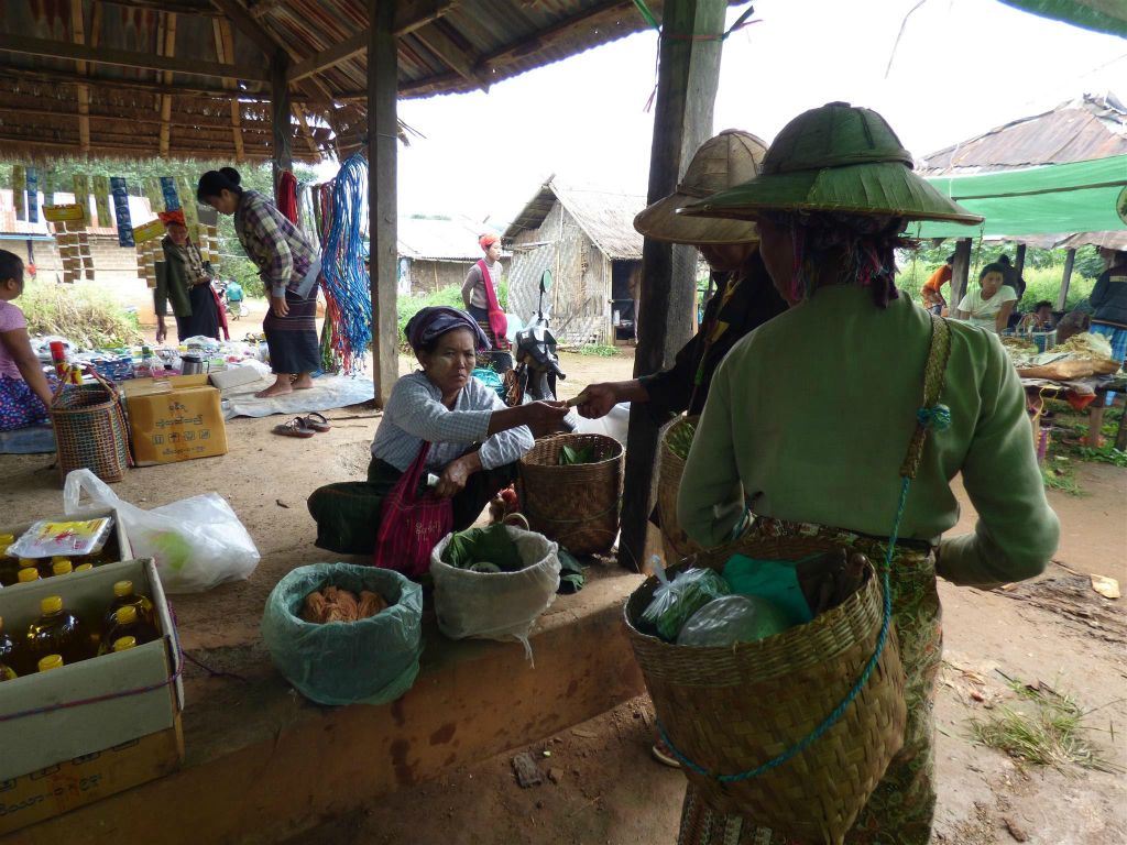 KALAW -> PINDAYA - enkele vrouwen op een lokale markt