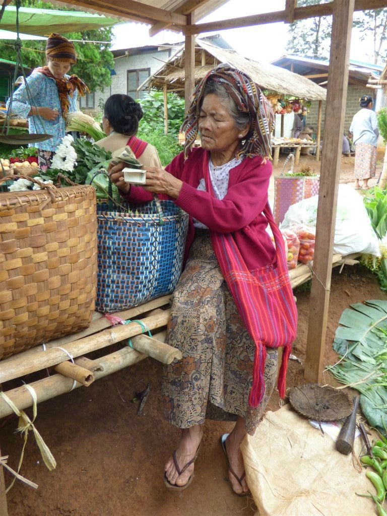 KALAW -> PINDAYA - een oudere vrouw op een lokale markt