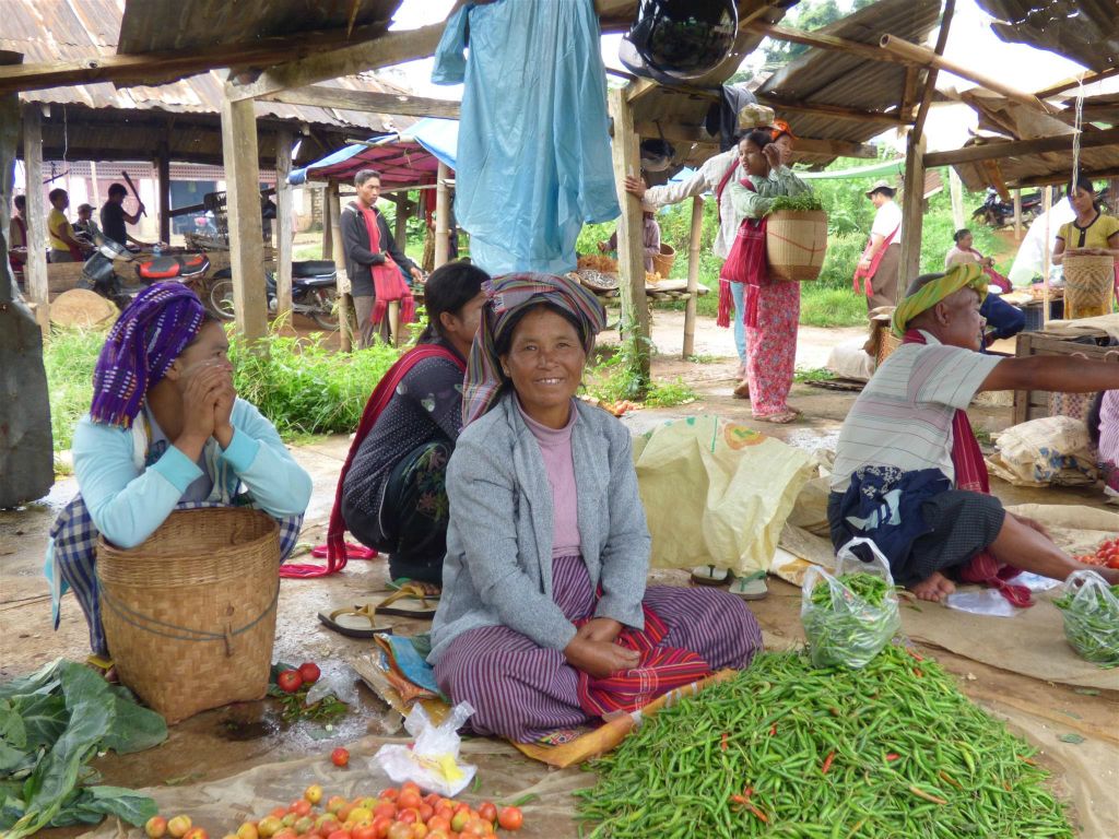 KALAW -> PINDAYA - een vrouw die groene pepers verkoopt op een lokale markt