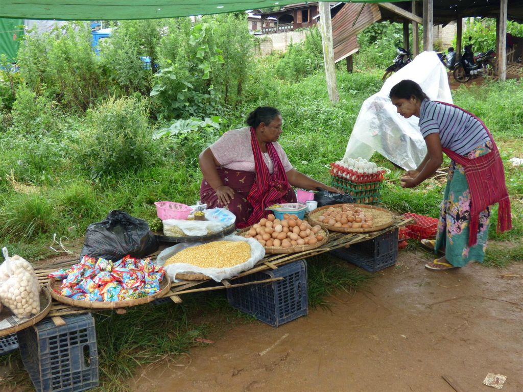 KALAW -> PINDAYA - een kraam met oa eieren en mais op een lokale markt