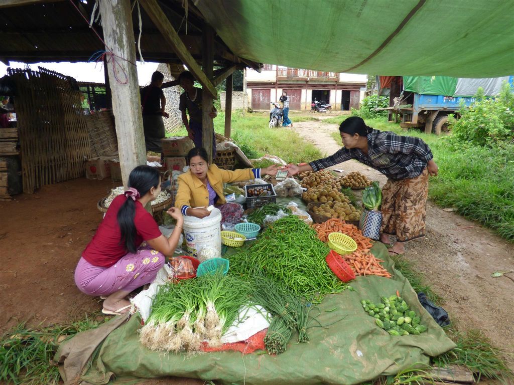 KALAW -> PINDAYA - een kraam met groenten op een lokale markt
