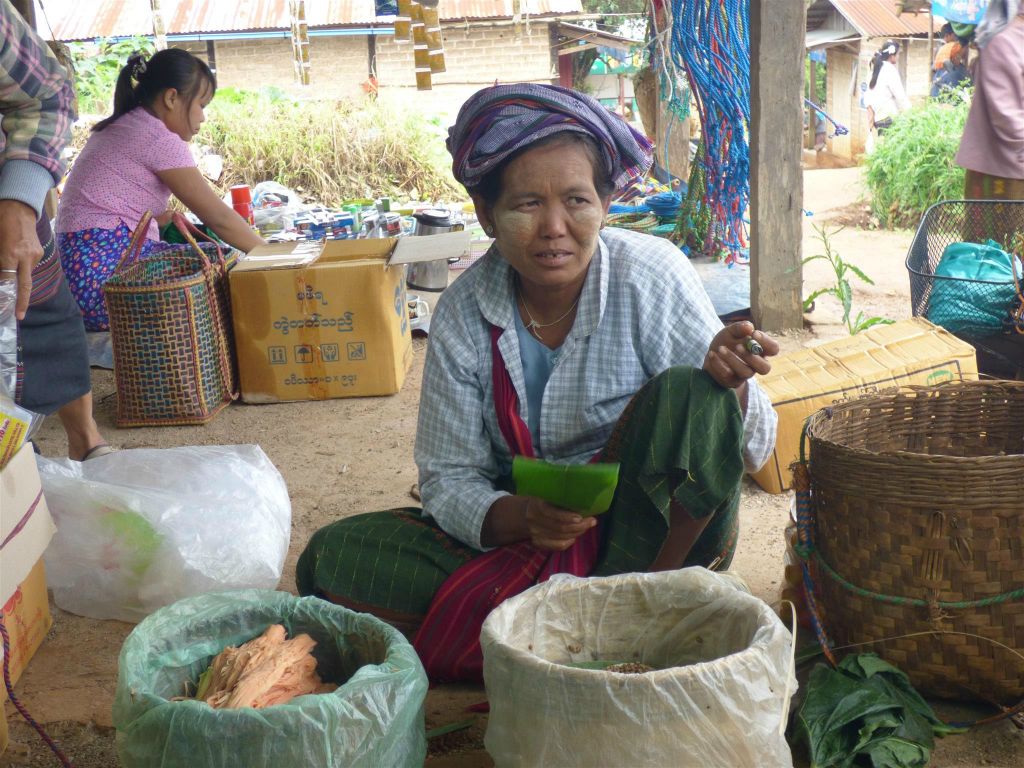 KALAW -> PINDAYA - een vrouw met een sigaar op een lokale markt