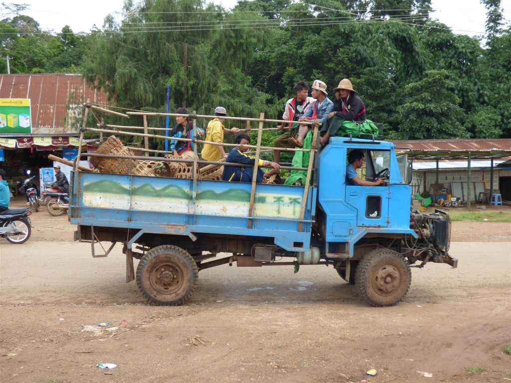 KALAW -> PINDAYA - een vrachtwagen die tevens arbeiders vervoert