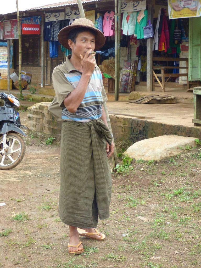 KALAW -> PINDAYA - een man die een sigaar rookt