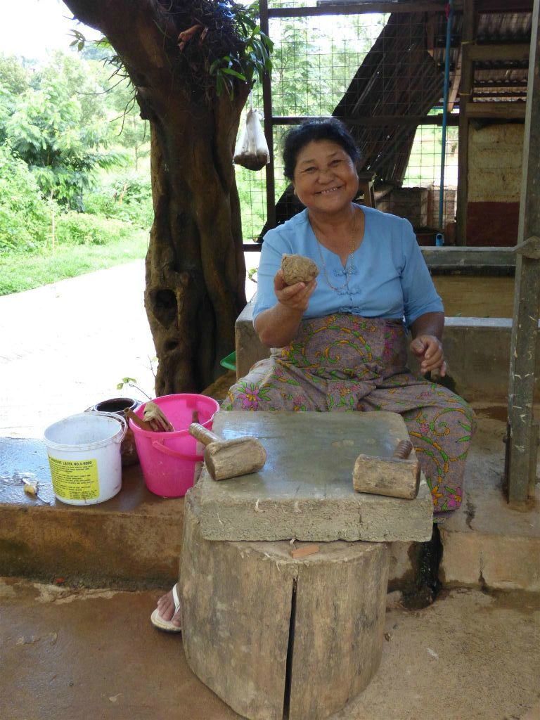 PINDAYA -> KALAW - een vrouw in een papieren paraplu werkplaats