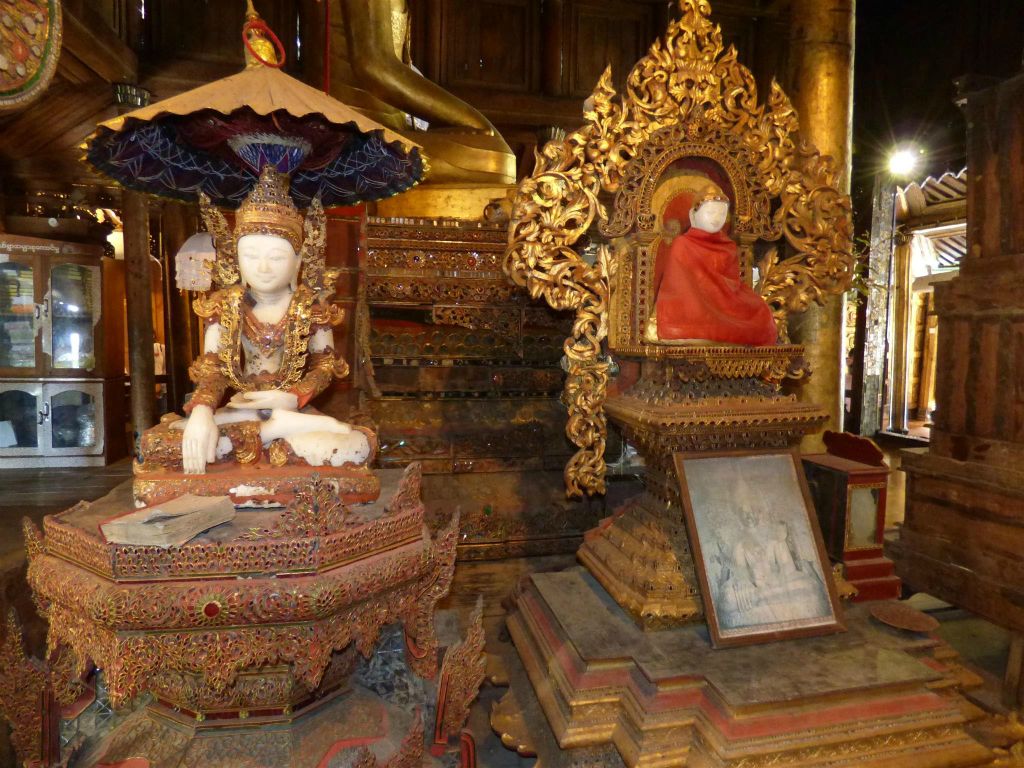 KALAW -> INLE MEER - enkele boeddhabeelden in het Shwe Yan Pyay klooster in het dorp Nyaungshwe