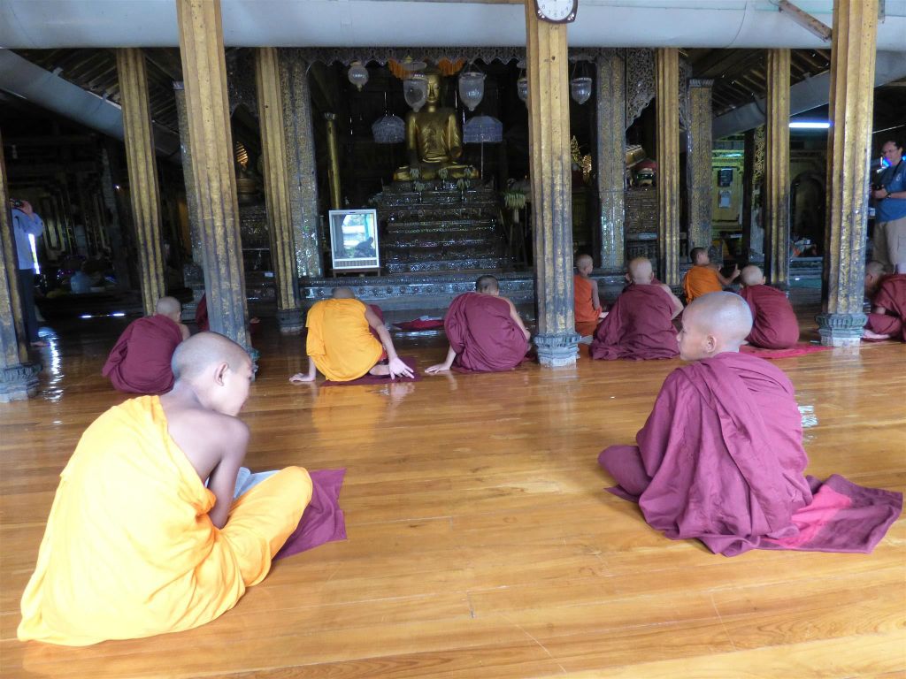 KALAW -> INLE MEER - enkele monniken in het Shwe Yan Pyay klooster in het dorp Nyaungshwe