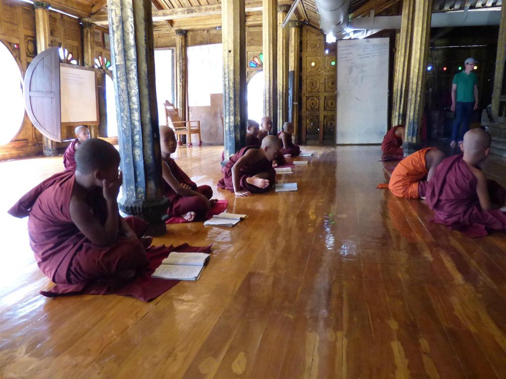 KALAW -> INLE MEER - enkele monniken in het Shwe Yan Pyay klooster in het dorp Nyaungshwe