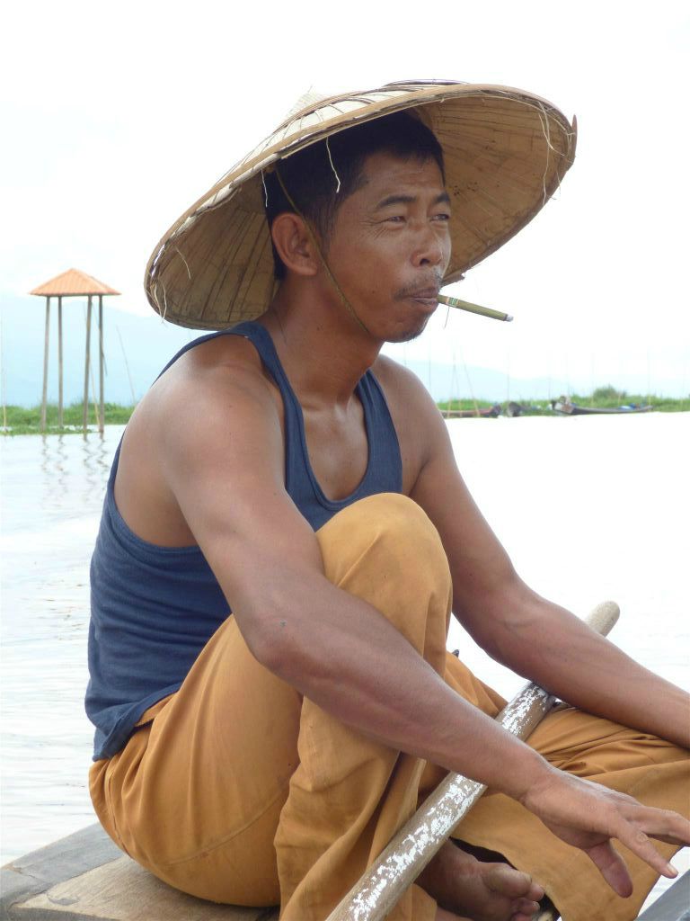 INLE MEER - een man met een sigaar