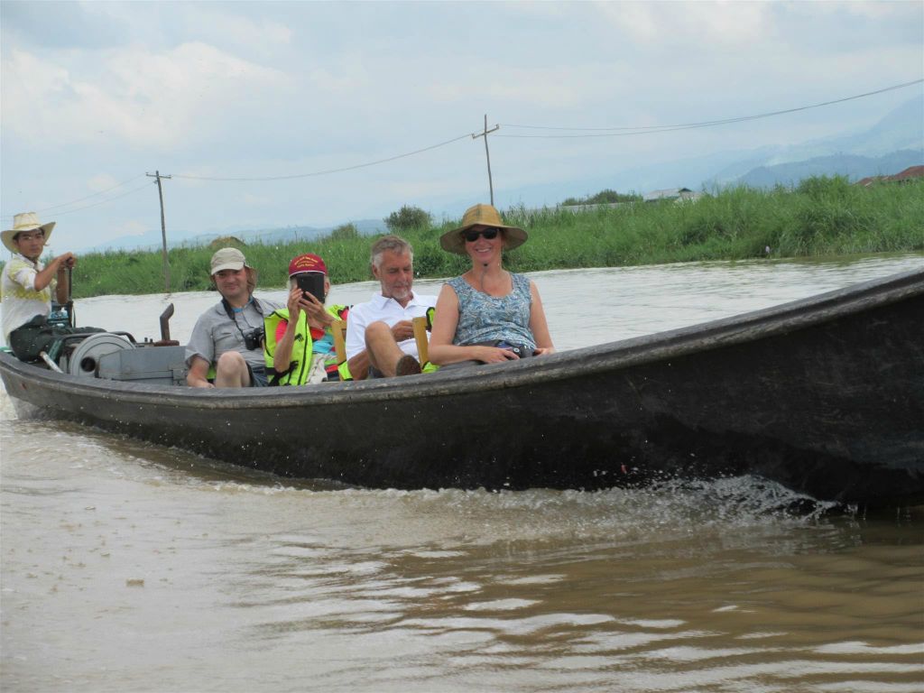 INLE MEER - Carlos en groepsgenoten in een boot