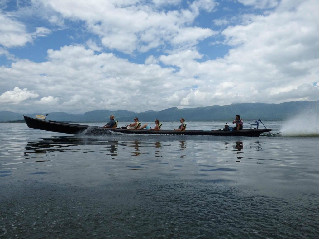 INLE MEER - groepsgenoten in een boot