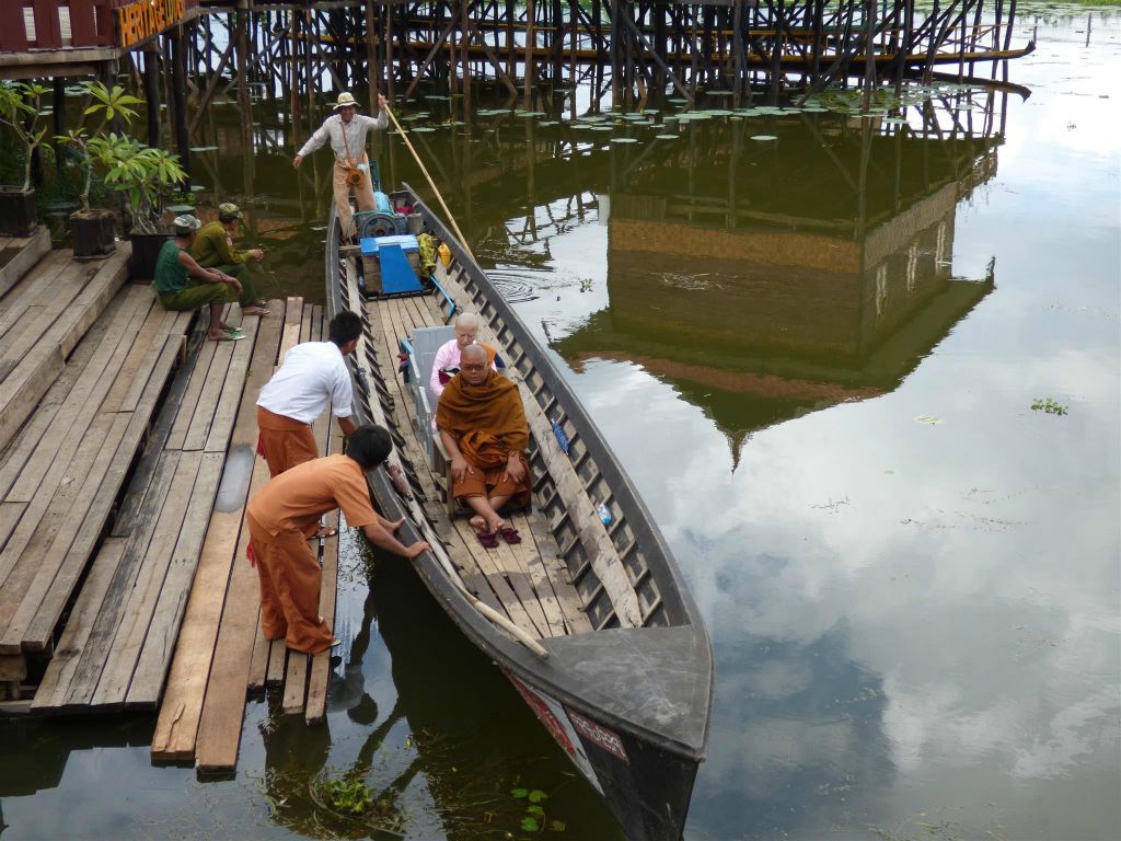 INLE MEER - een monnik en non vertrekken per boot van onze verblijfplaats de Ann Heritage Lodge