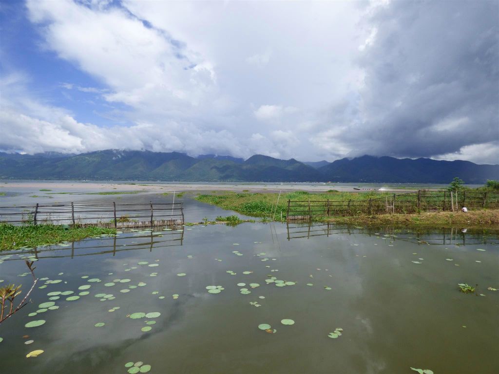 INLE MEER - uitzicht op het Inle meer vanaf onze verblijfplaats de Ann Heritage Lodge