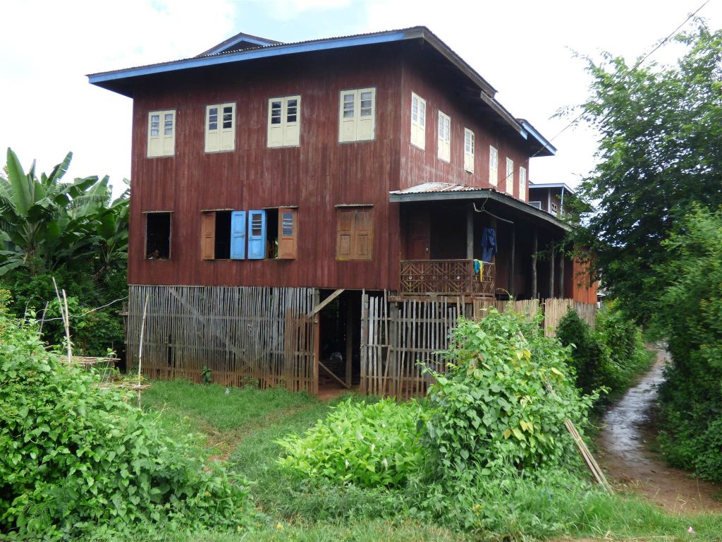 INLE MEER - een huis in het dorp Myaenigo