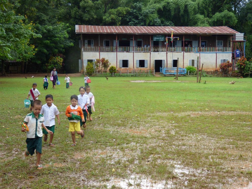 INLE MEER - een school in het dorp Myaenigo