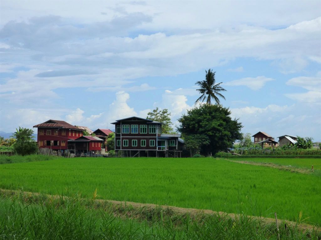 INLE MEER - enkele huizen bij het dorp Myaenigo