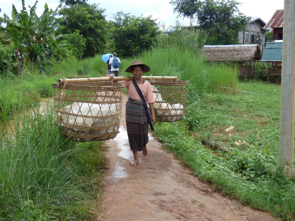 INLE MEER - een vrouw in het dorp Myaenigo