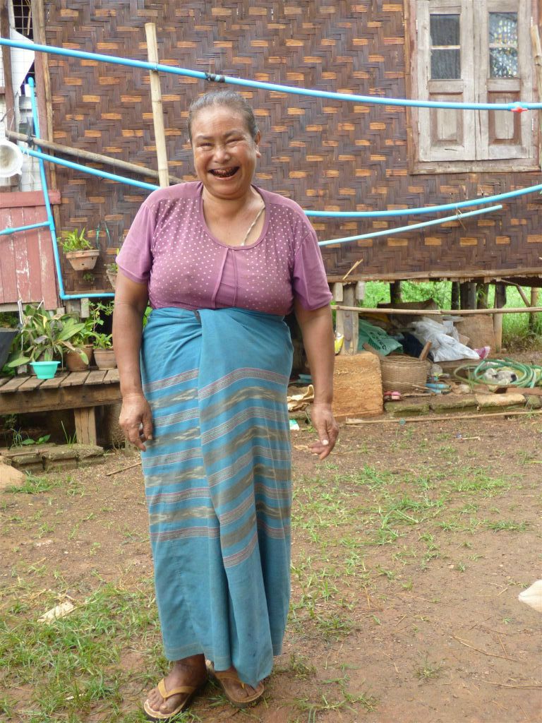 INLE MEER - een vrouw in het dorp Myaenigo