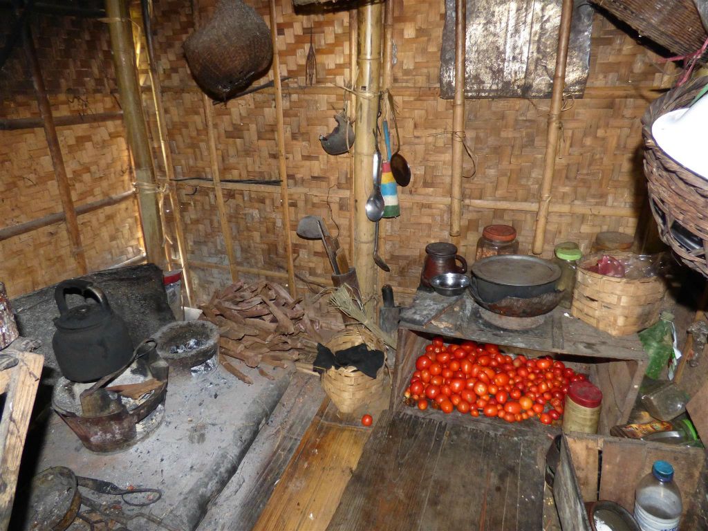 INLE MEER - binnen in een huis in het dorp Myaenigo
