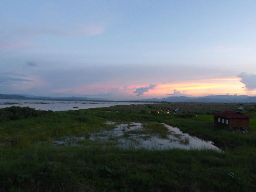 INLE MEER - uitzicht op het Inle meer vanaf onze verblijfplaats de Ann Heritage Lodge
