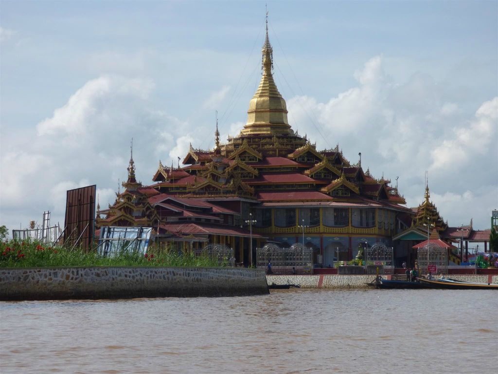 INLE MEER - de Hpaung Daw Oo pagode