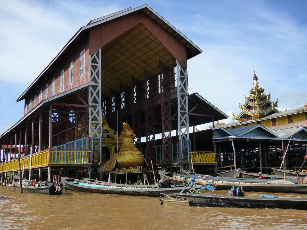 INLE MEER - het Karaweik schip van de Hpaung Daw Oo pagode