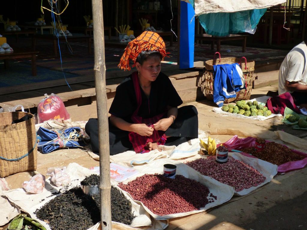 INLE MEER - een vrouw op een lokale markt bij Hpaung Daw Oo pagode