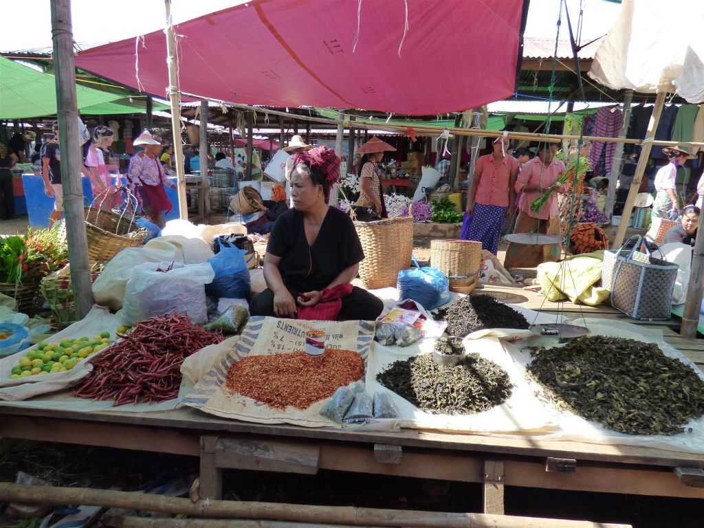INLE MEER - een vrouw op een lokale markt bij Hpaung Daw Oo pagode