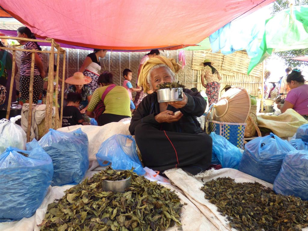 INLE MEER - een oudere vrouw op een lokale markt bij Hpaung Daw Oo pagode
