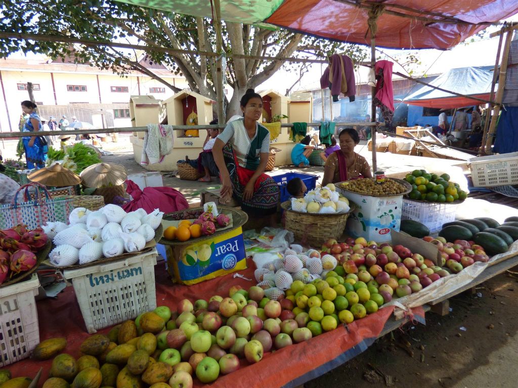 INLE MEER - een fruit kraam op een lokale markt bij Hpaung Daw Oo pagode