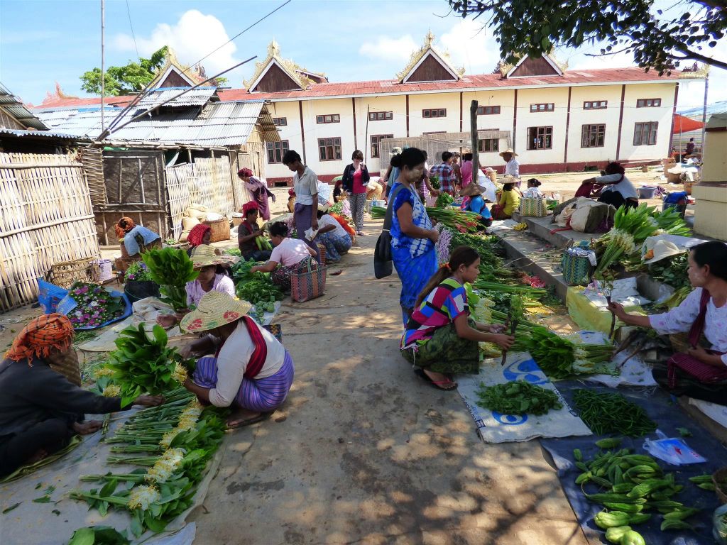 INLE MEER - diverse groenten op een lokale markt bij Hpaung Daw Oo pagode