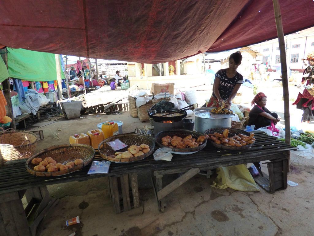 INLE MEER - een snack kraam op een lokale markt bij Hpaung Daw Oo pagode