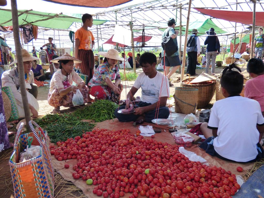 INLE MEER - een groenten kraam op een lokale markt bij Hpaung Daw Oo pagode