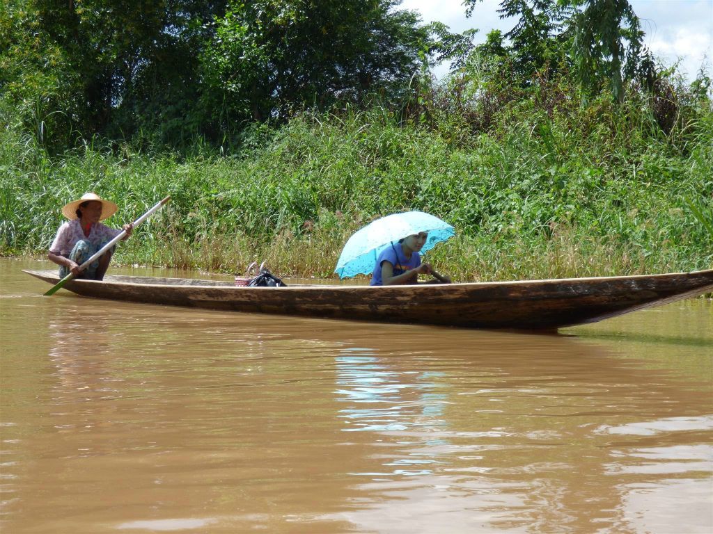 INLE MEER - twee vrouwen in een boot